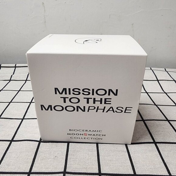 OMEGAxSwatchWhiteMoonSwatchMissiontotheMoonphaseFullMoonSnoopy - Picture 4 of 4